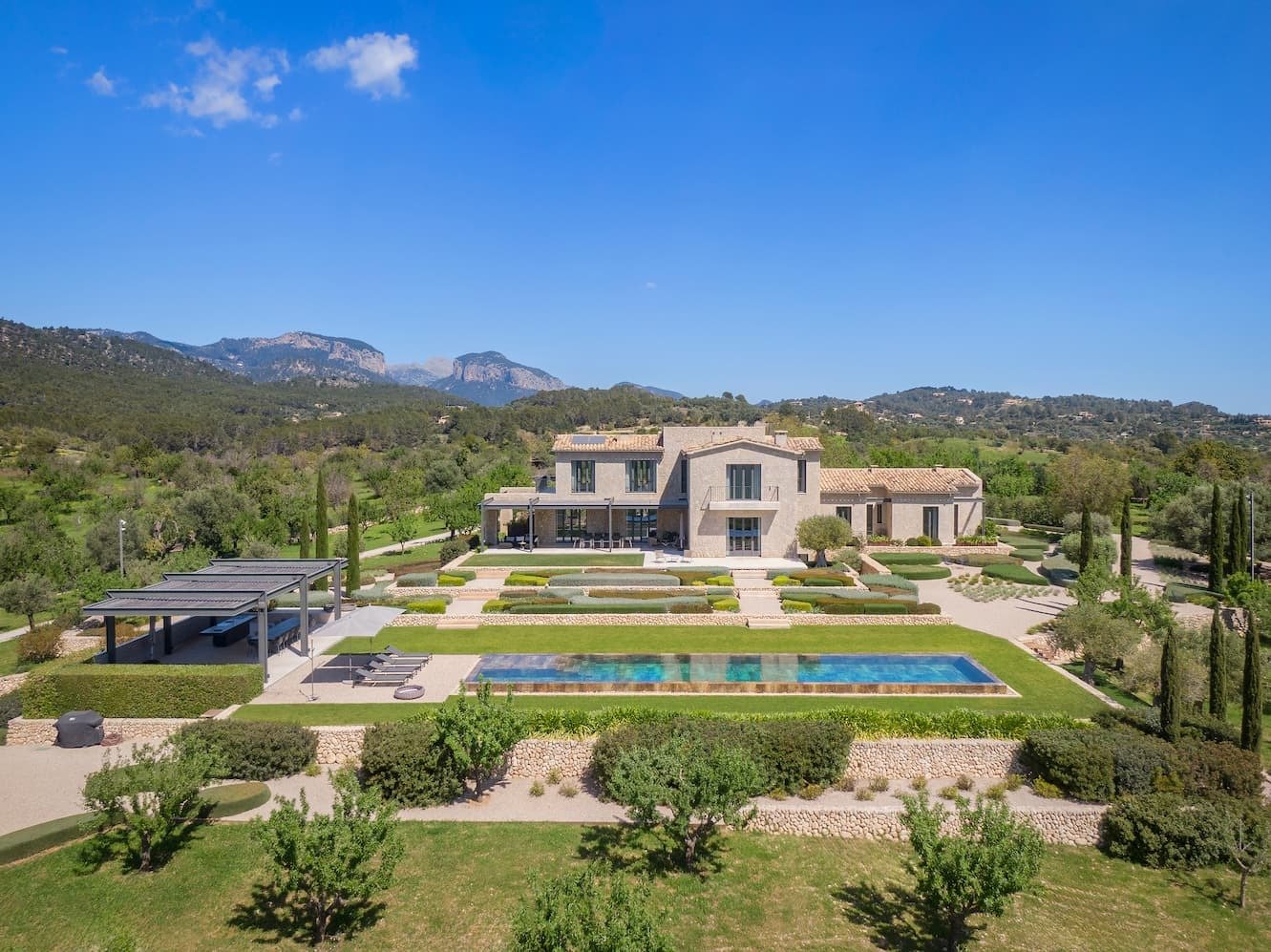 Luxusfinca mit Pool und Weitblick.
