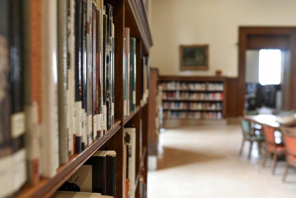 Schule Mallorca Bibliothek und verschiedene Fächer