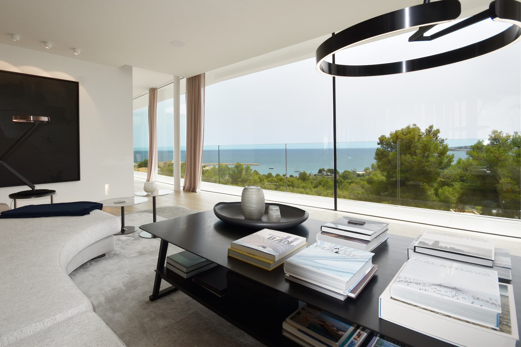Luxusvilla in Bester Qualitat in Costa den Blanes Mallorca mit Blick auf Puerto Portals kaufen Couch Blick auf den Hafen von Puerto Portals