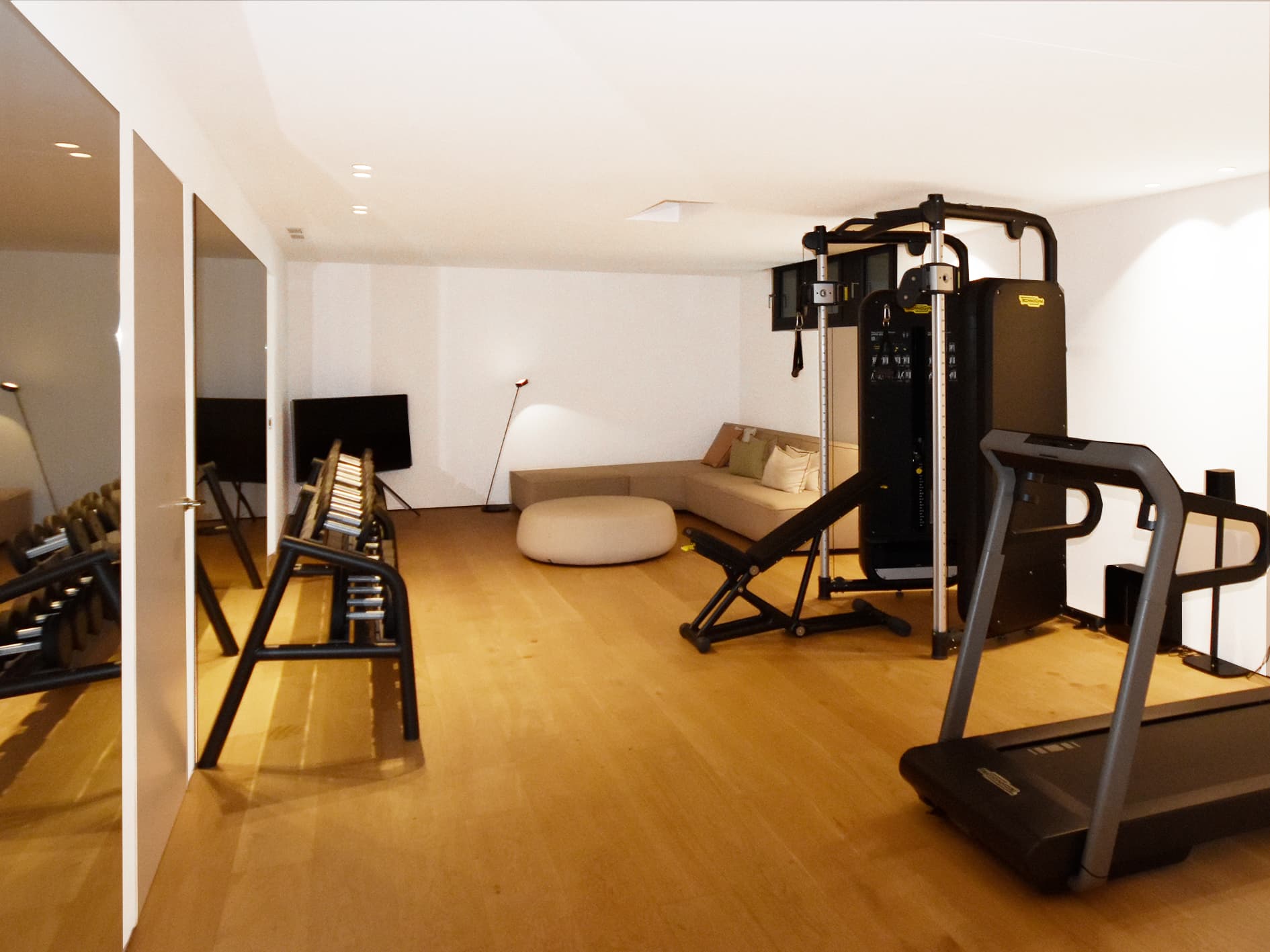 Luxusvilla in Bester Qualitat in Costa den Blanes Mallorca mit Blick auf Puerto Portals kaufen Fitness und Gym