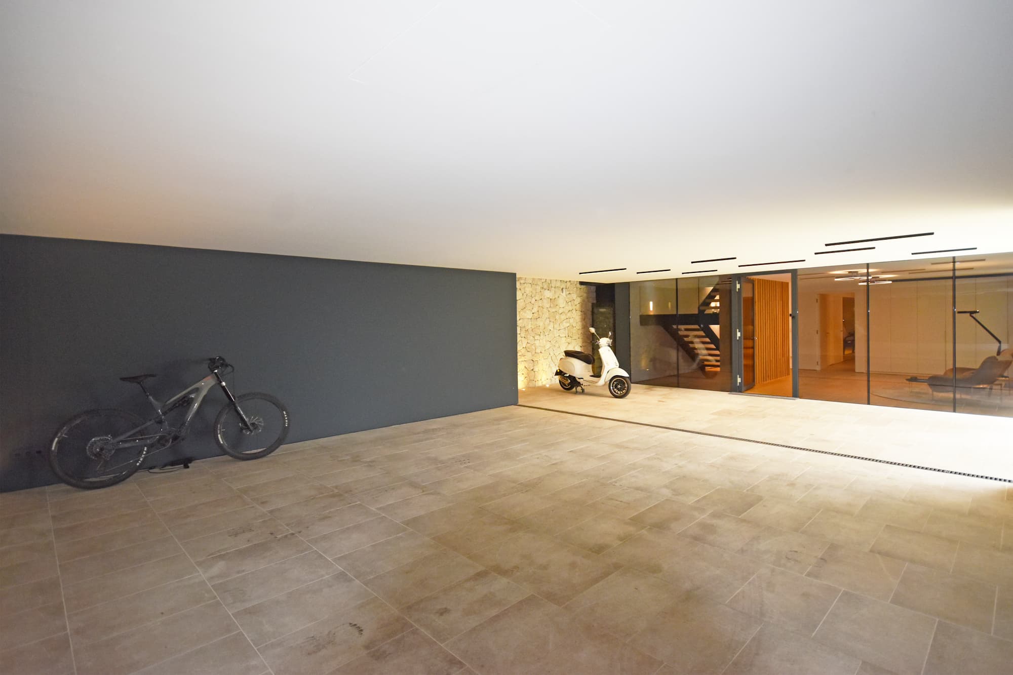 Luxusvilla in Bester Qualitat in Costa den Blanes Mallorca mit Blick auf Puerto Portals kaufen Garage