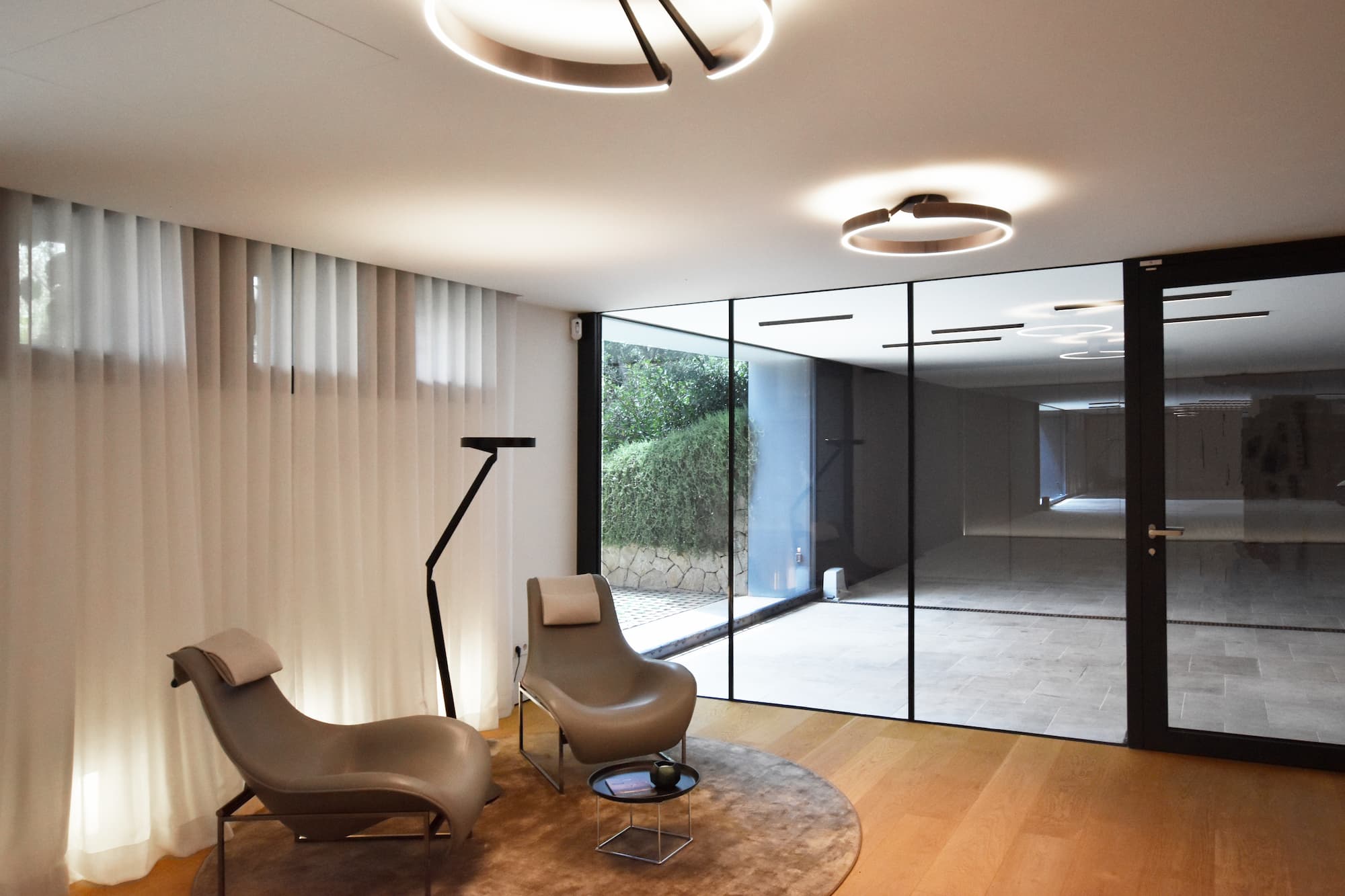 Luxusvilla in Bester Qualitat in Costa den Blanes Mallorca mit Blick auf Puerto Portals kaufen Lobby und Garage