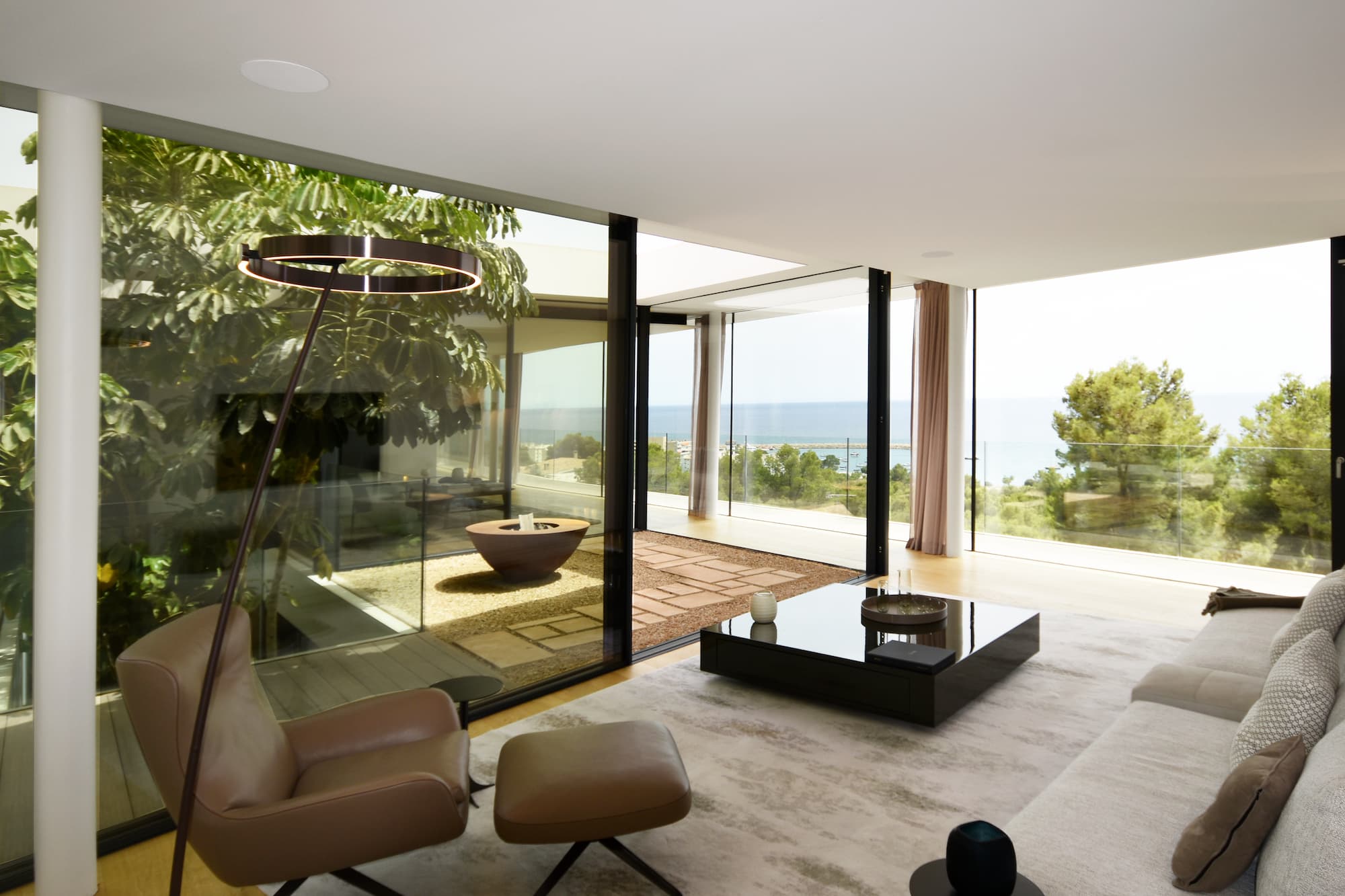 Luxusvilla in Bester Qualitat in Costa den Blanes Mallorca mit Blick auf Puerto Portals kaufen Wohnzimmer mit Ausblick auf das Meer