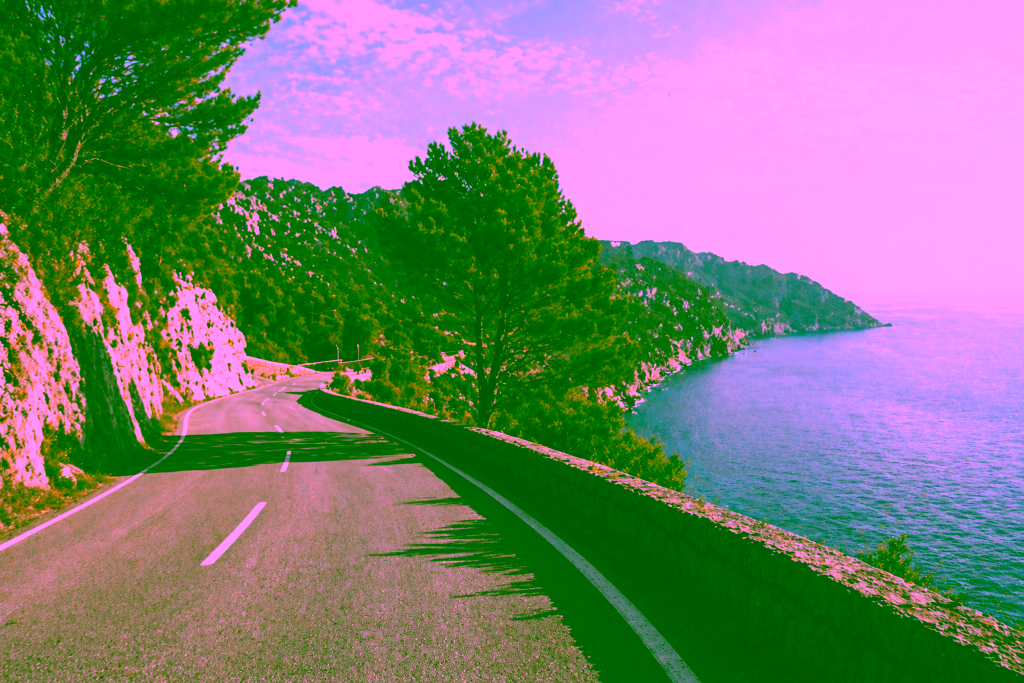 Away from the well-trodden paths, Mallorca reveals a tranquil, almost meditative side. Empty streets, the sound of the sea, and the warm sunlight create an atmosphere that conveys both deceleration and freedom.