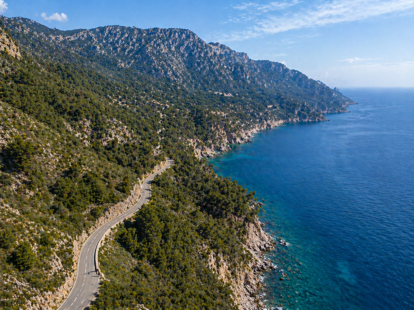 The wild beauty of Mallorca reveals itself at every turn: rugged mountains, dense pine forests, and the deep blue Mediterranean Sea merge into an impressive backdrop. Along the coastal roads, spectacular views of steep cliffs and hidden coves repeatedly open up.