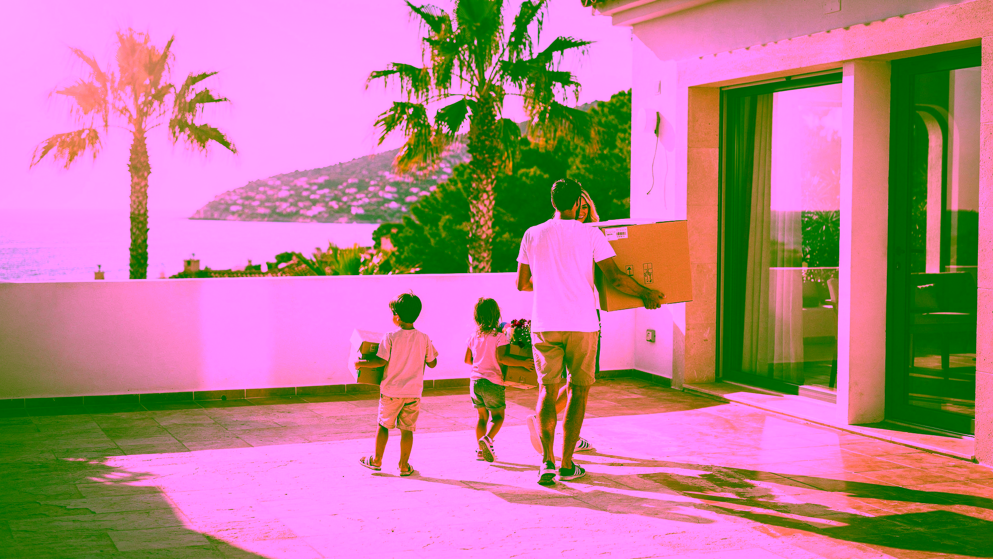 Familie beim Ankommen im neuen mediterranen Zuhause