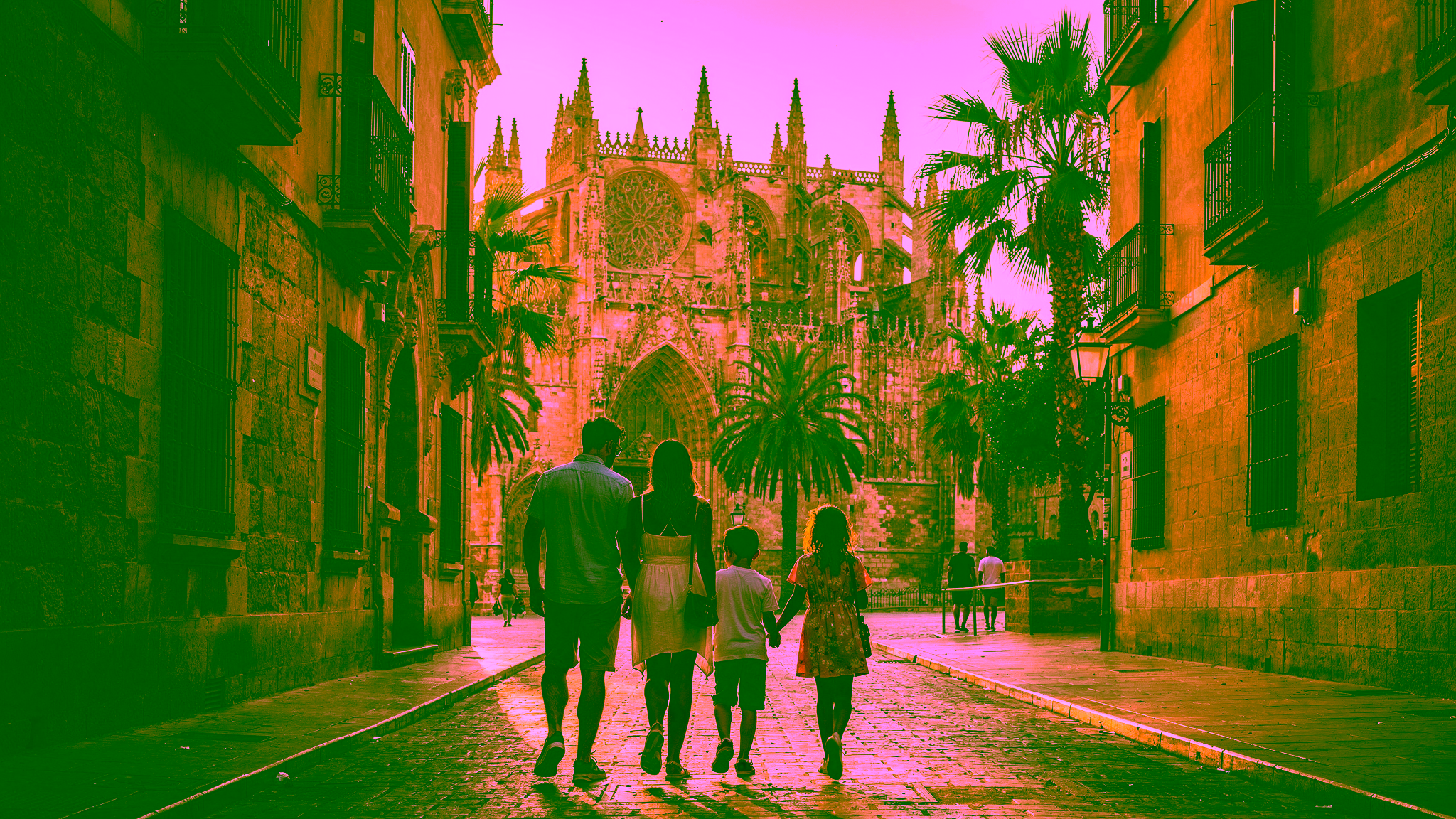 Familie in Palmas Altstadt mit Kathedrale im Abendlicht