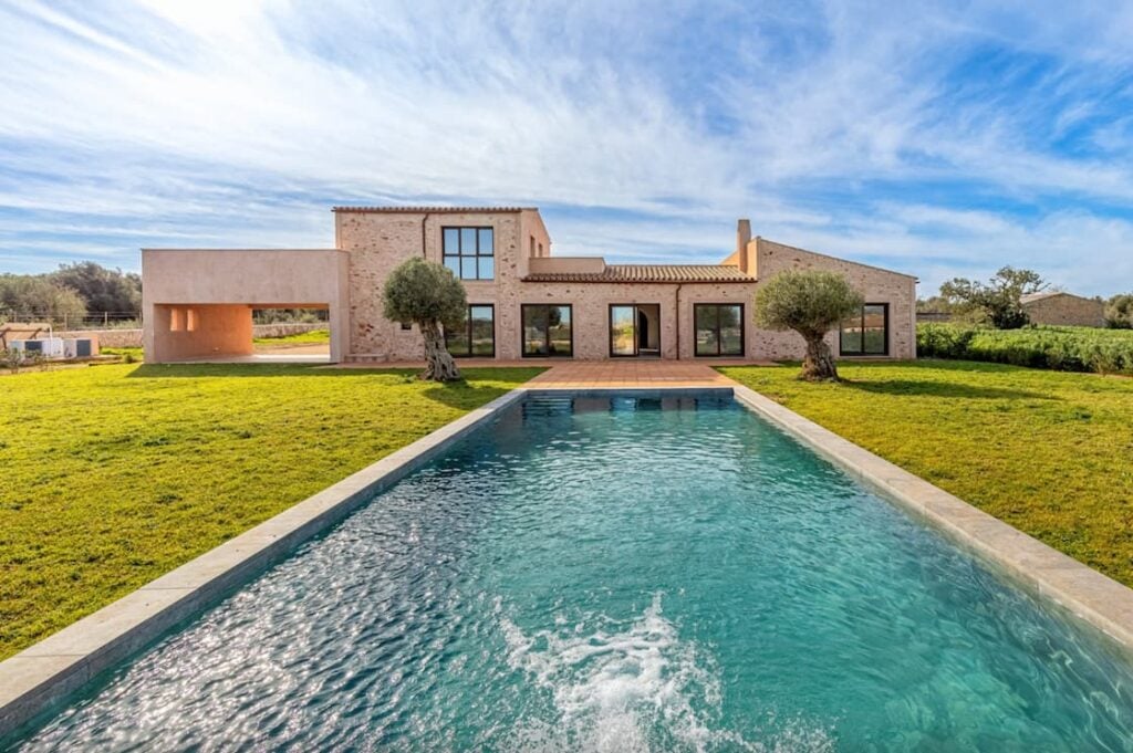 Landhaus mit Pool und großem Garten.