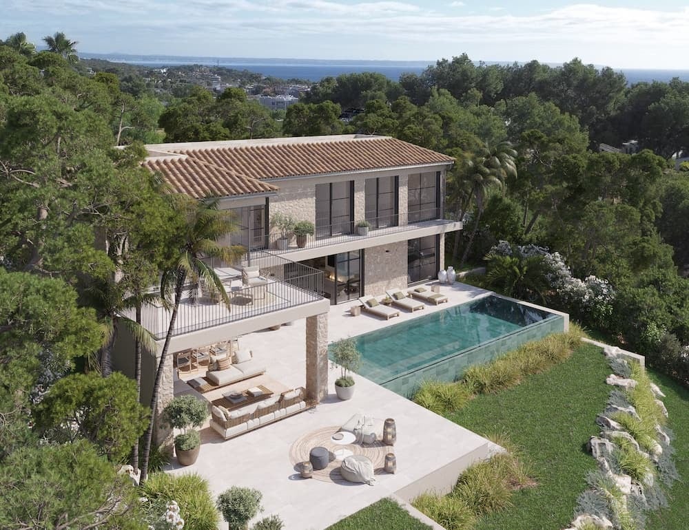 Mediterrane Villa in Hanglage mit Natursteinfassade, großer Terrasse und Infinity-Pool umgeben von Pinien und Gartenlandschaft.