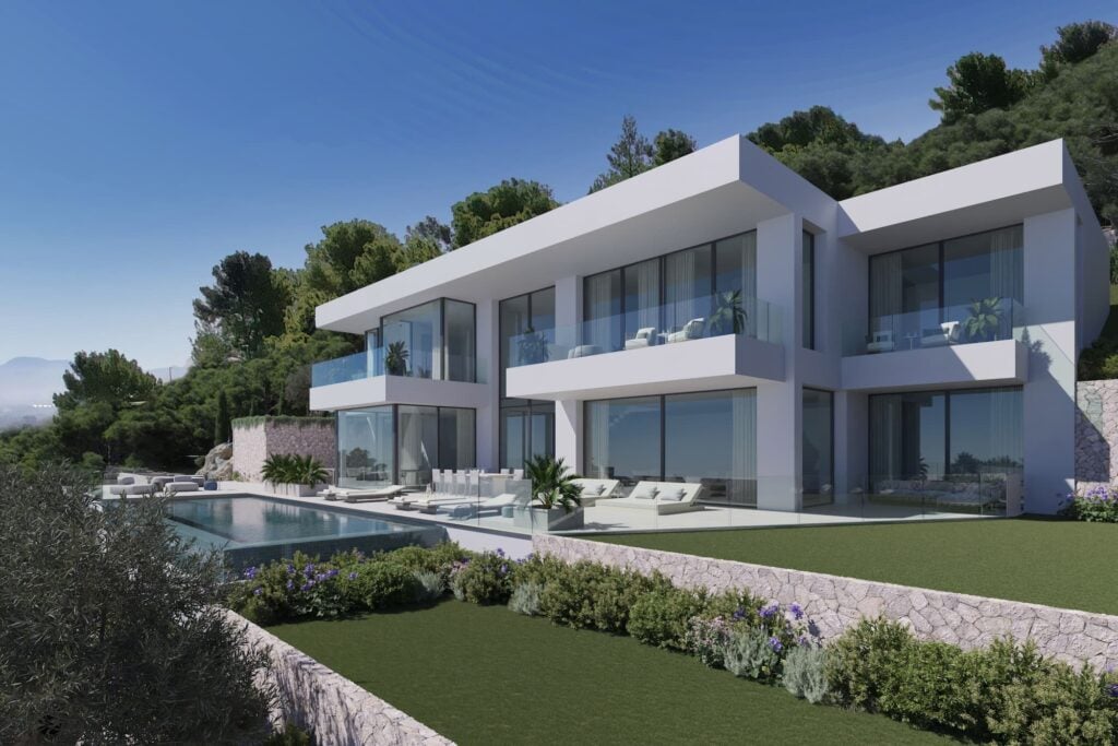 Moderne, zweigeschossige Villa mit Flachdach, großen Glasfronten und Balkonen mit Glasgeländer; davor Terrasse mit Liegen und Pool, umgeben von Garten und Pinienhügeln.