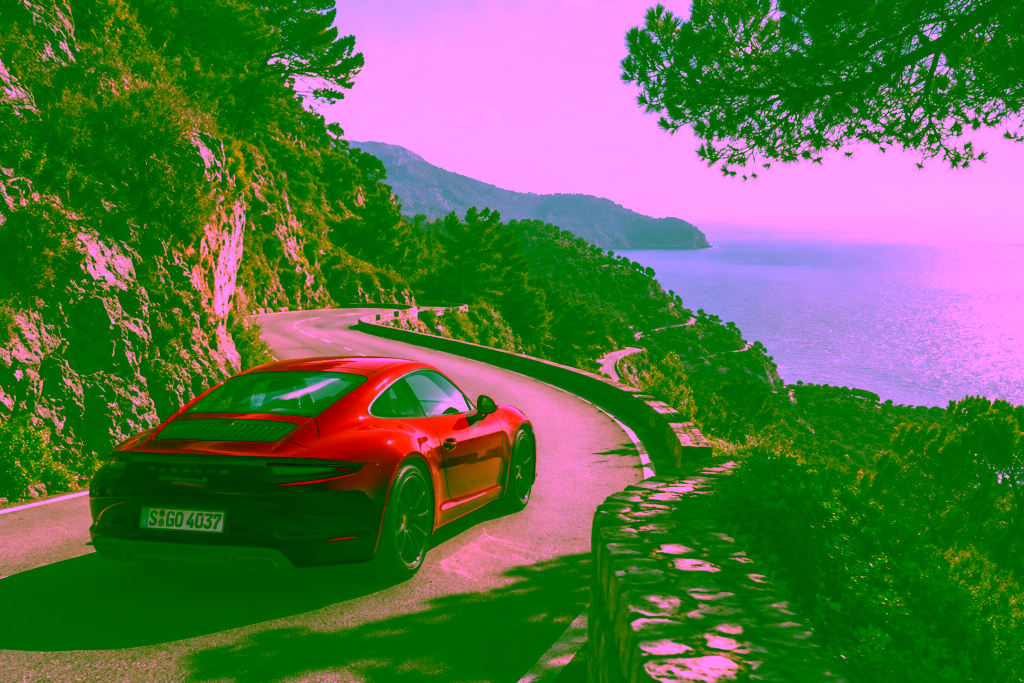 Porsche 911er, rot, in den Bergen von Port Andrade auf Mallorca, mit Weitblick. Bild