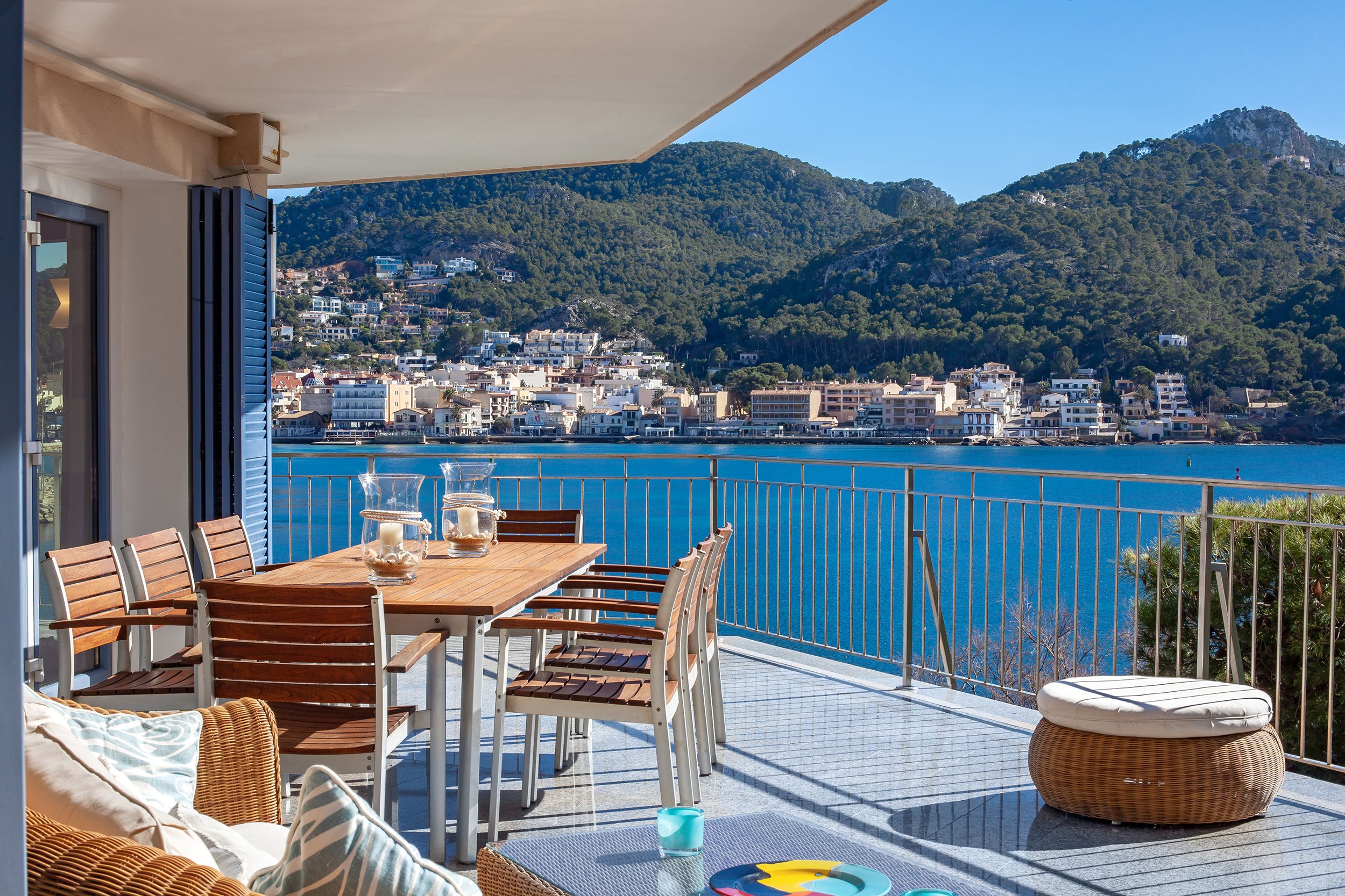 Terrasse mit Sitzlounge und Meerblick über eine mediterrane Bucht.