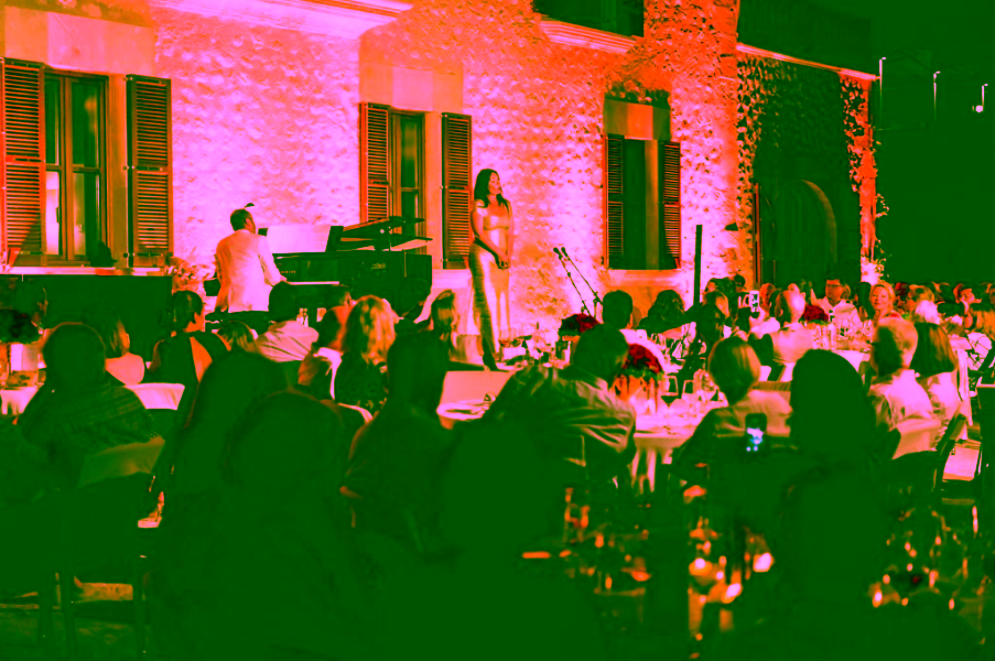 Schon zum 10. Mal eröffnet im März dieses Jahres das einzigartige Castell Son Claret seine Pforten. Das landschaftliche Anwesen, inmitten von traumhafter Naturkulisse und einem paradiesischen Garten, bietet anspruchsvollen Gästen eine Oase der Ruhe. Das Castell Son Claret, Mitglied der Leading Hotels of the World, liegt am Fuße des Tramuntana-Gebirges in Calvià und ist mit seinen liebevoll und originalgetreu restaurierten 41 Zimmer und Suiten im historischen Schloss ein Unikat. Die Eigentümer, Christine und Klaus-Michael Kühne, haben Wert darauf gelegt, nicht nur die Räume und das Schloss respektvoll umzugestalten, sondern auch die weitläufigen Gärten möglichst zu erhalten. Für den kulinarischen Genuss sorgt Küchenchef José Forteza in dem Restaurant Olivera. Anlässlich dieses Jubiläums sind einige besondere Veranstaltungen im Laufe des Jahres geplant. Ein Artist Workshop für Kunstbegeisterte mit der Malerin Carolina Amigo lässt einen Einblick hinter den Kulissen auf die Kunstwerke von Son Claret. Ebenso kommen Musikbegeisterte auf ihre Kosten, in dem sie einen Nachmittag lang zusammen mit dem Chefdirigenten des Orquestra Simfònica de les Illes Baleares (OSIB), Pablo Mielgo, über seine SaludArte Foundation erfahren und welches künstlerisches und soziales Engagement durch die Musik anstrebt ist. Ein ganz besonderes Highlight auch in diesem Jahr sind die Sommerkonzerte Castell Classics 2023 mit einer herausragenden Besetzung. An nur drei Abenden im Juni, Juli und August veranstaltet das 5-Sterne Luxushotel seine Castell Classics mit Aufführungen von einigen der renommiertesten Opernhäuser Europas, den Salzburger Opernfestspielen, dem Opernhaus Leipzig und dem Teatro de Maggio Fiorentino. Das Classic Event startet am 15. Juni mit dem Young Singer Project der Salzburger Festspiele.. Am 27. Juli sind die internationalen Stars Olena Tokar und Dmytro Choni zu Gast und am 10. August bieten Sängerinnen und Sänger der Akademie Teatro del Maggio Musicale Fiorentino einen Abend voller italienischer Arien 2