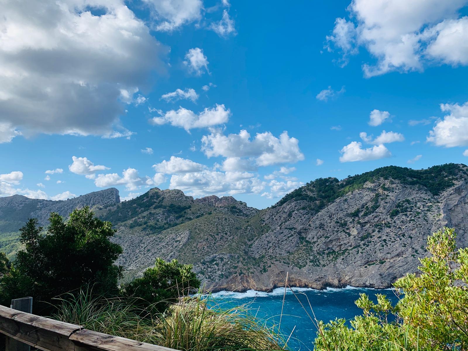 Aussichtspunkt an der Küste Mallorcas mit Panoramablick auf Felsen, Meer und Tramuntana-Gebirge 