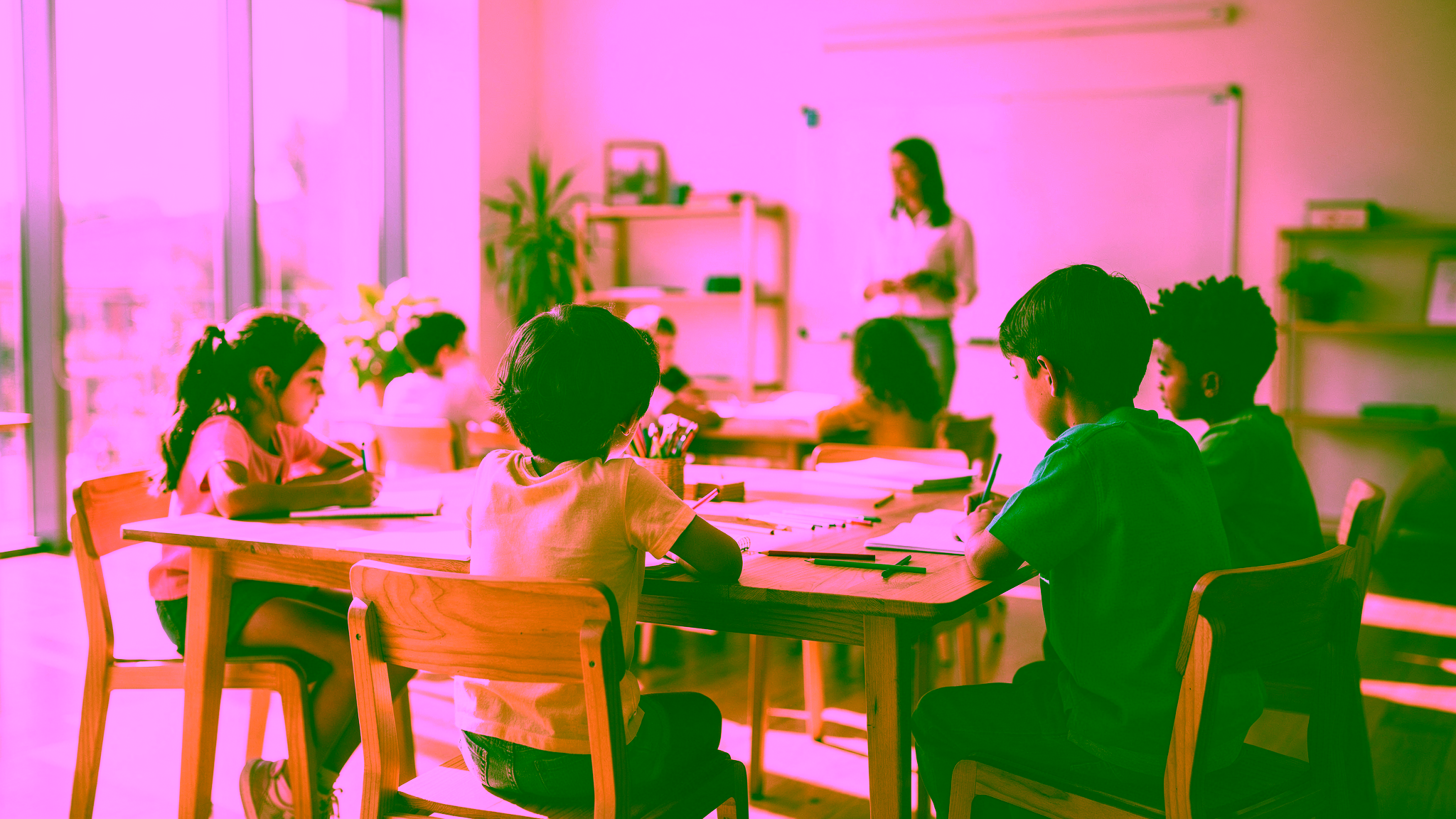 helles Klassenzimmer mit Kindern